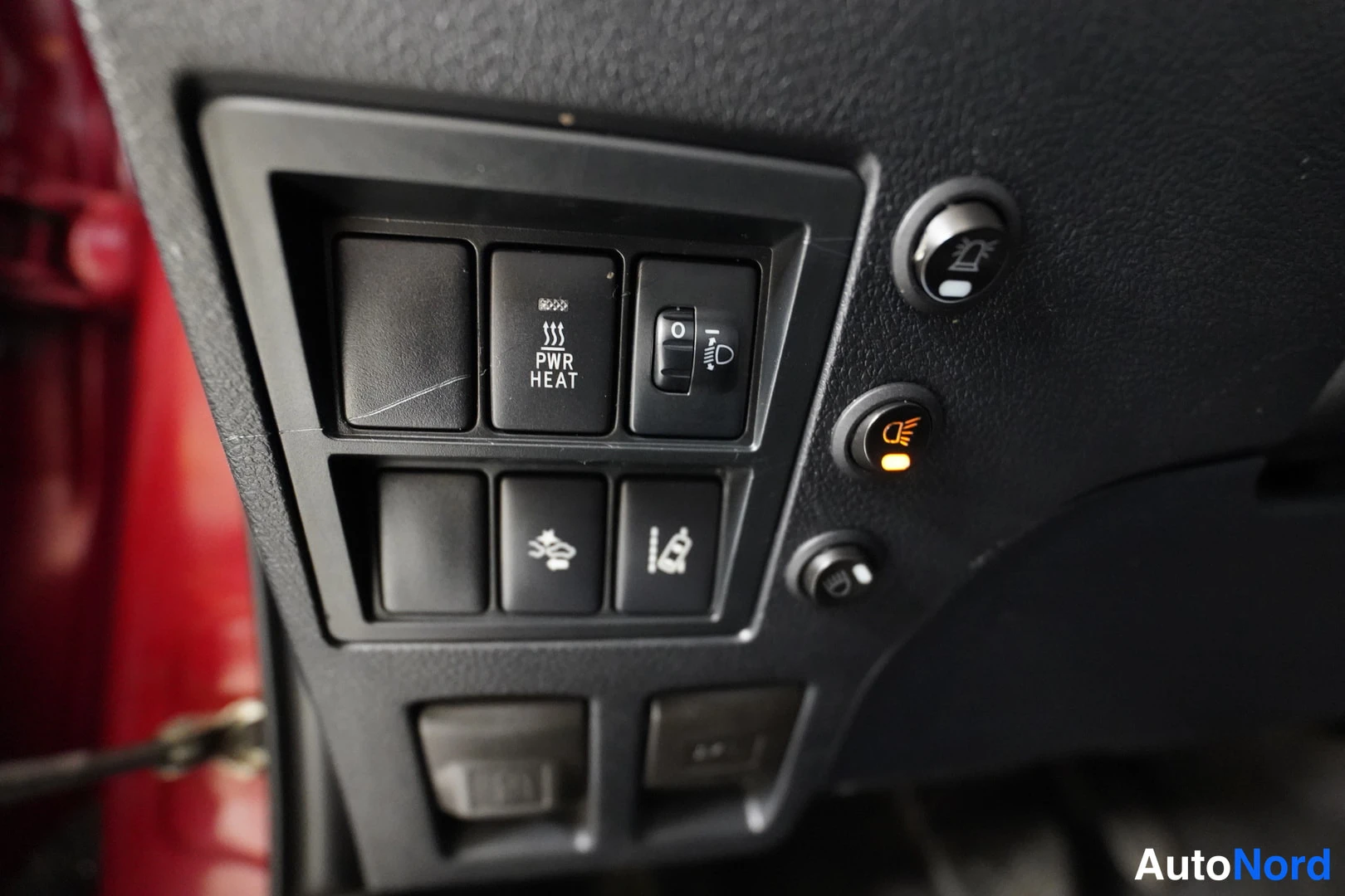 Punainen Toyota Hilux 2016, kuva 28