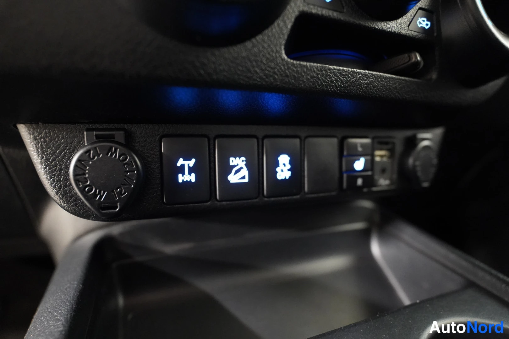 Punainen Toyota Hilux 2016, kuva 29