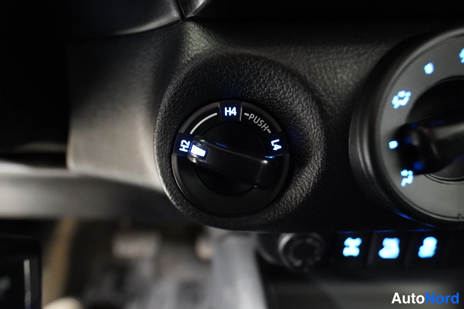 Punainen Toyota Hilux 2016, kuva 30