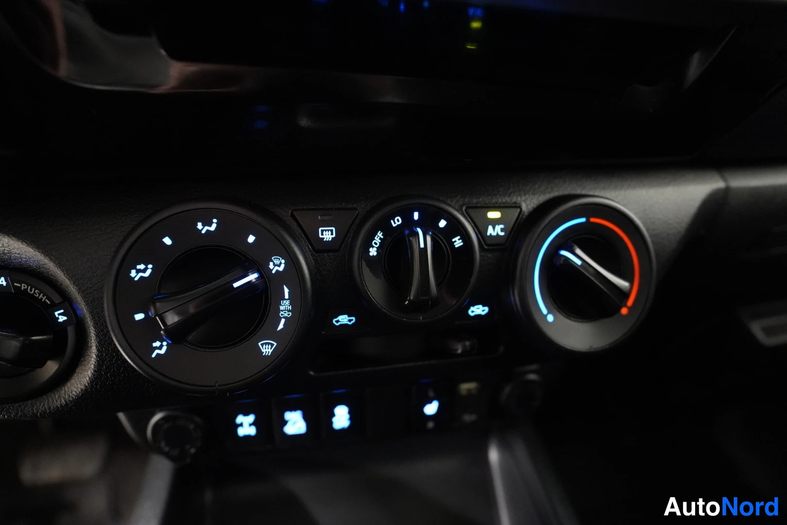 Punainen Toyota Hilux 2016, kuva 36