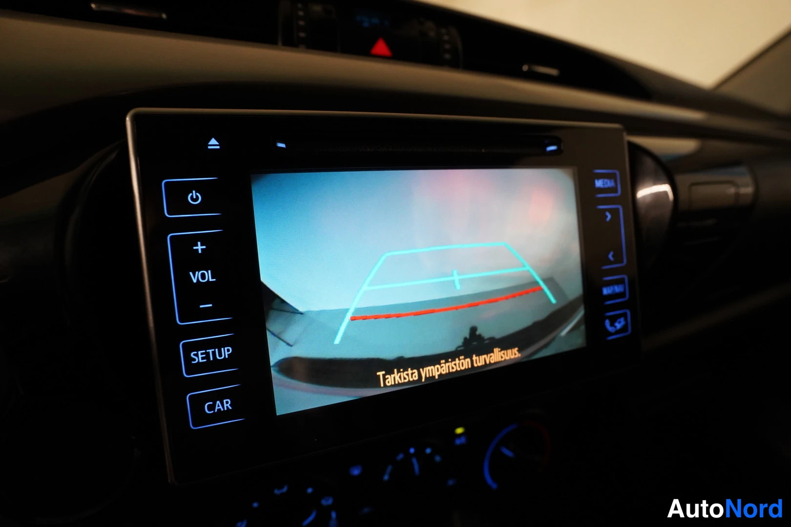 Punainen Toyota Hilux 2016, kuva 31
