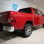 Punainen Toyota Hilux 2016, takaviisto, kuva 17