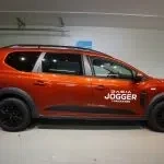 Punainen Toyota Hilux 2016, sivulta, kuva 13