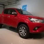 Punainen Toyota Hilux 2016, etuviisto, keula vasemmalle, kuva 7
