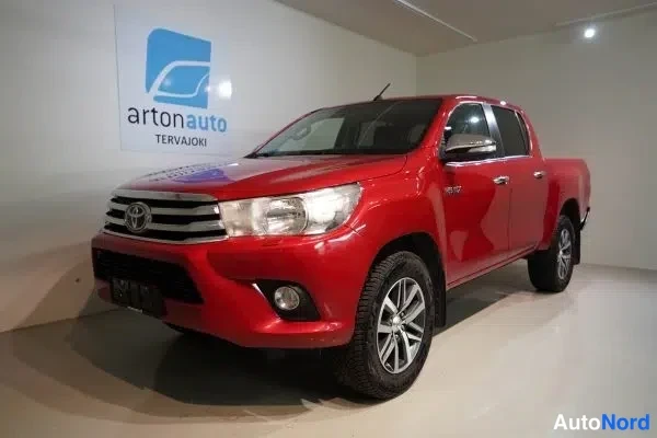 Punainen Toyota Hilux 2016, etuviisto, keula vasemmalle, kuva 6
