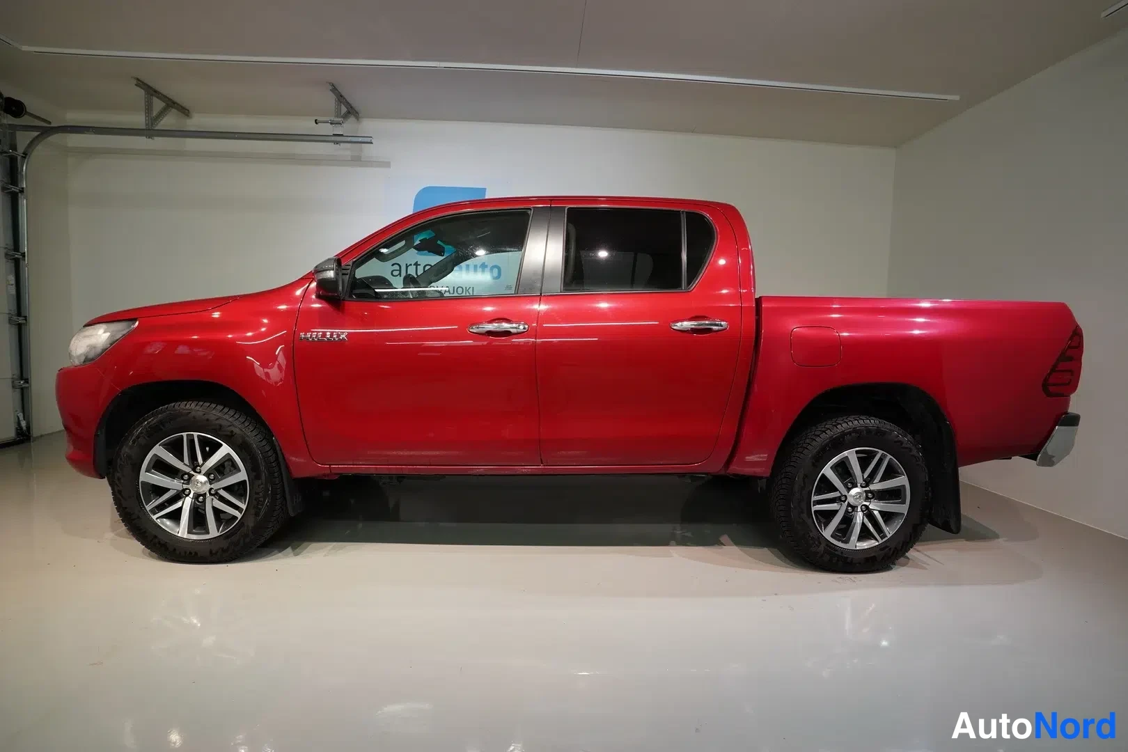 Punainen Toyota Hilux 2016, sivulta, kuva 12