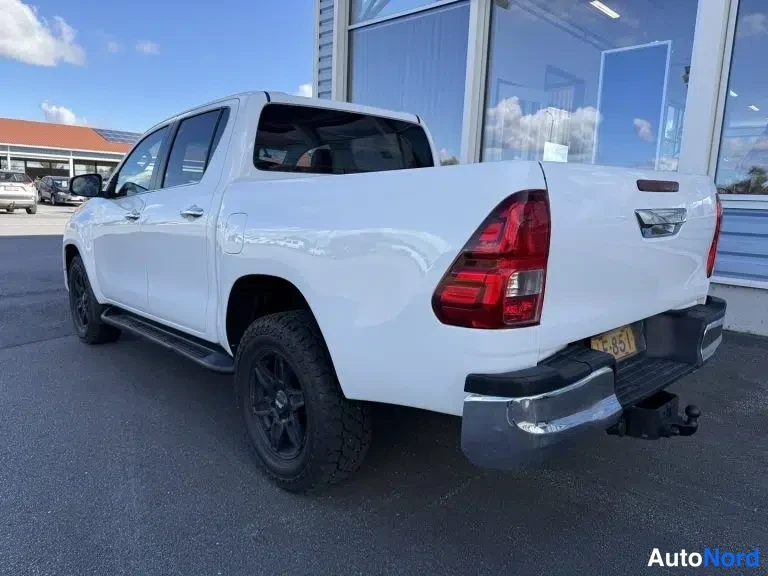 Valkoinen Toyota Hilux 2017, takaviisto, kuva 12