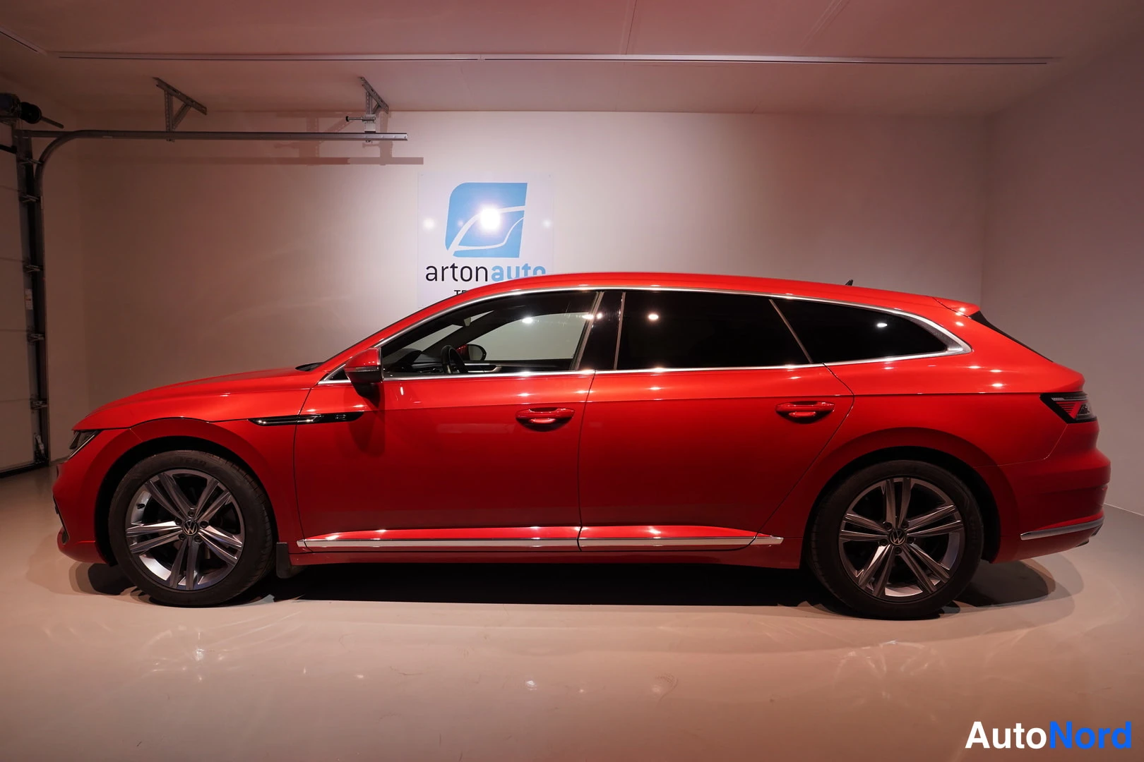 Punainen Volkswagen Arteon 2021, sivulta, kuva 9