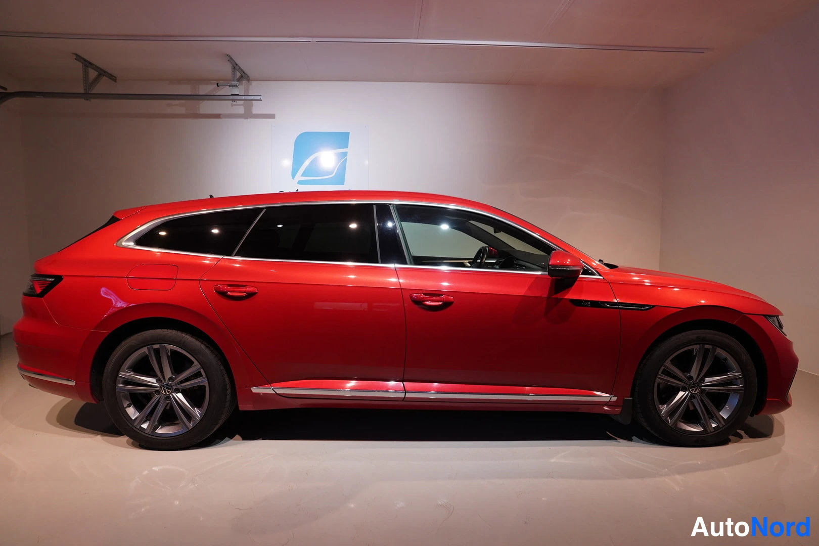 Punainen Volkswagen Arteon 2021, sivulta, kuva 11