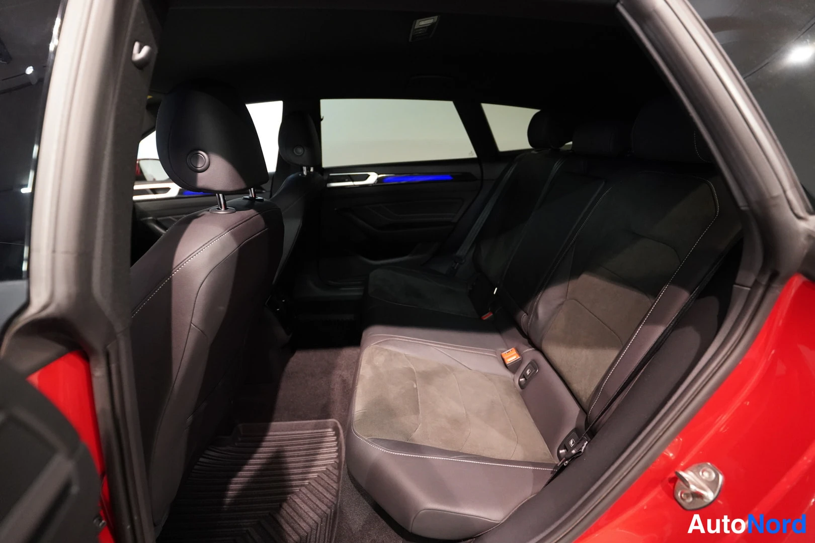 Punainen Volkswagen Arteon 2021, kuva 20