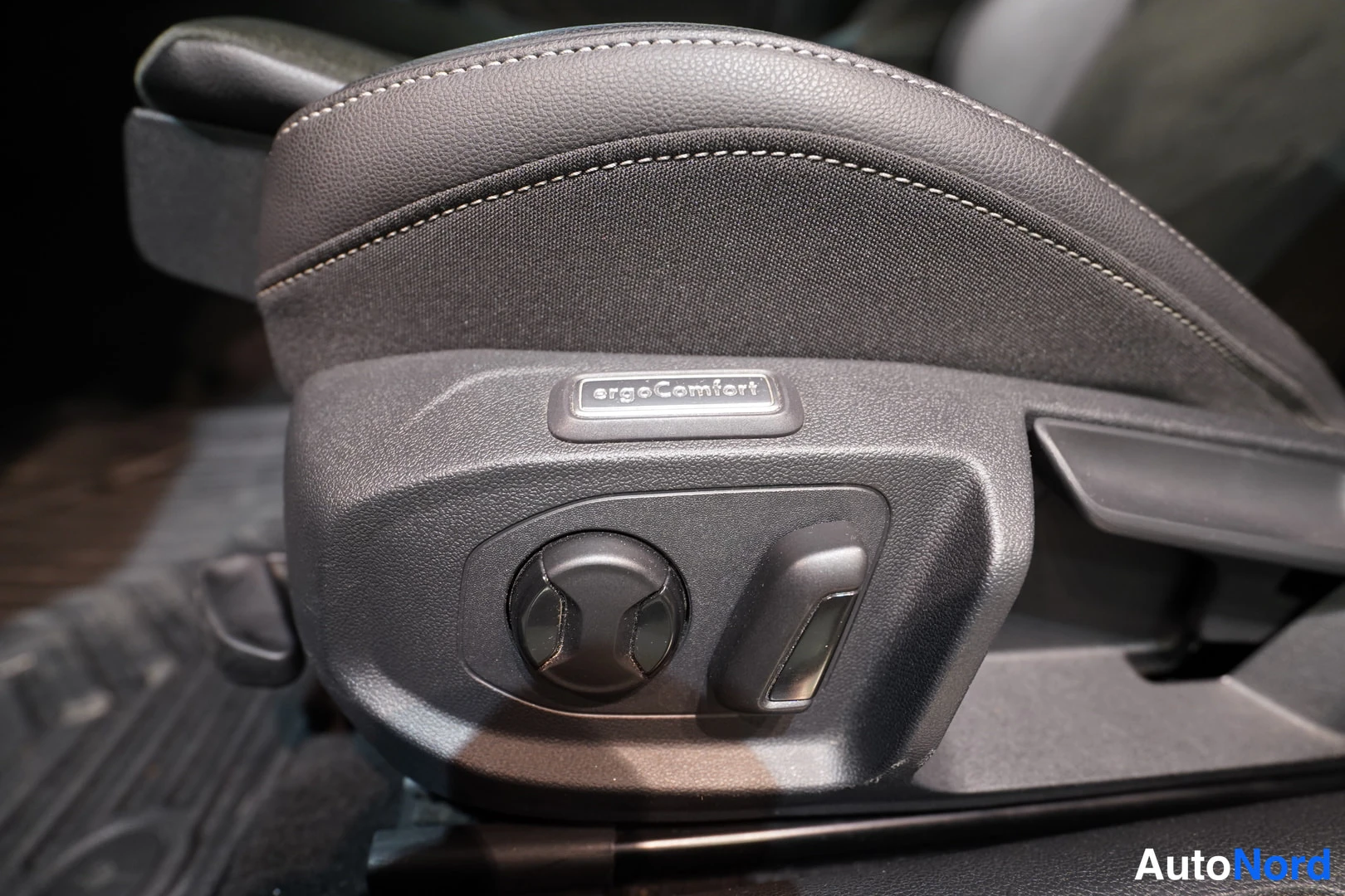 Punainen Volkswagen Arteon 2021, kuva 25