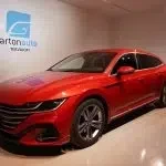 Punainen Volkswagen Arteon 2021, etuviisto, keula vasemmalle, kuva 2