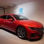 Punainen Volkswagen Arteon 2021, etuviisto, keula oikealle, kuva 8