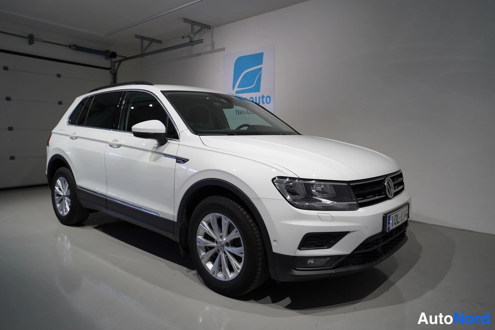 Valkoinen Volkswagen Tiguan 2018, etuviisto, keula oikealle, kuva 4