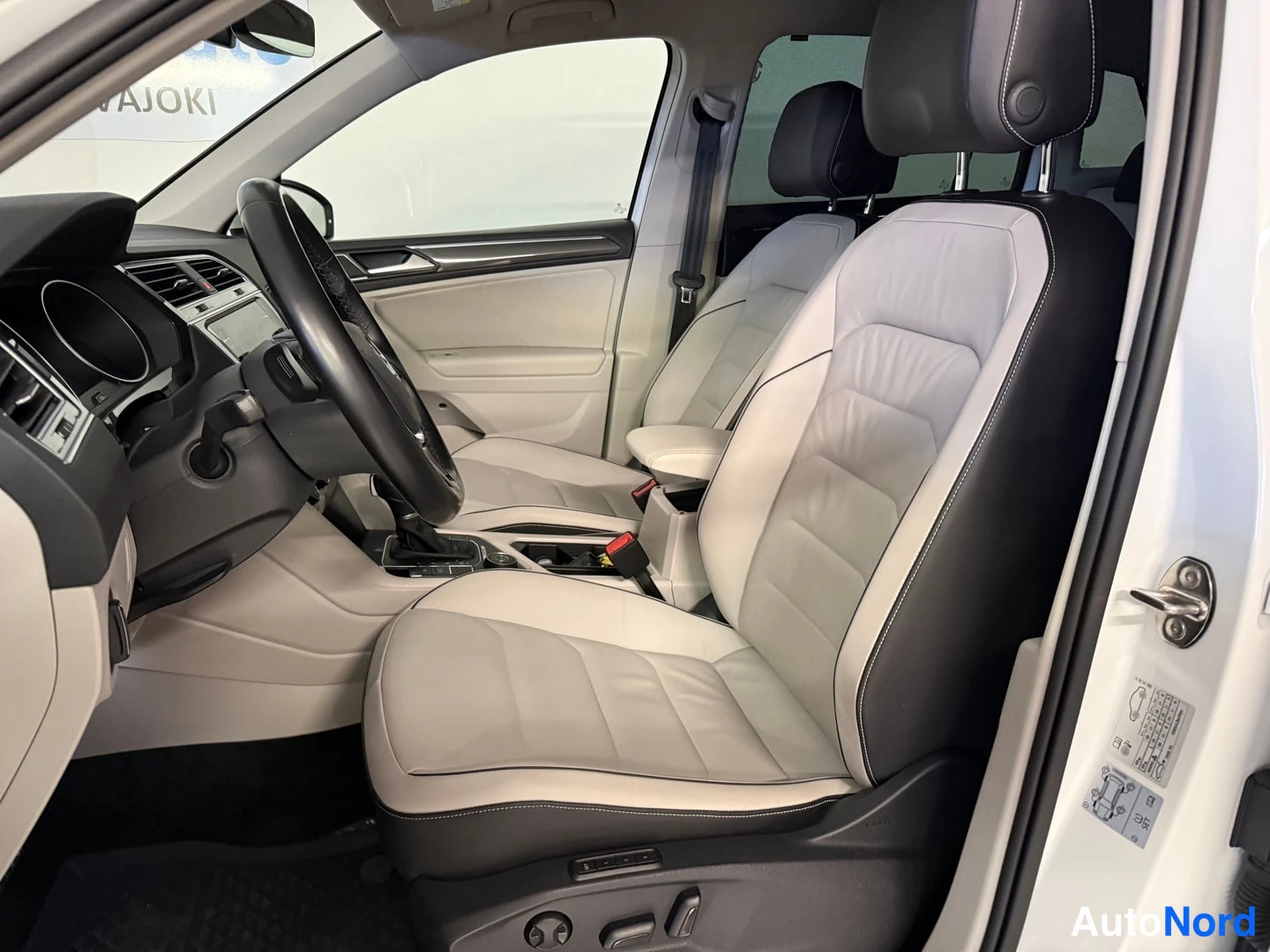 Valkoinen Volkswagen Tiguan 2018, kuva 13