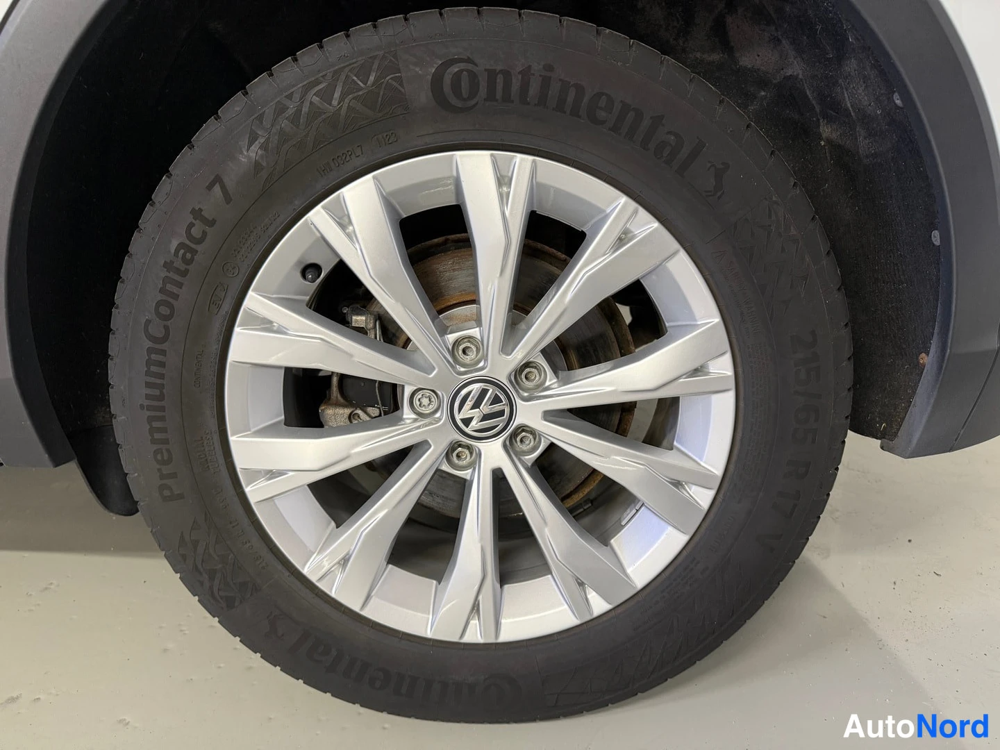 Valkoinen Volkswagen Tiguan 2018, kuva 22