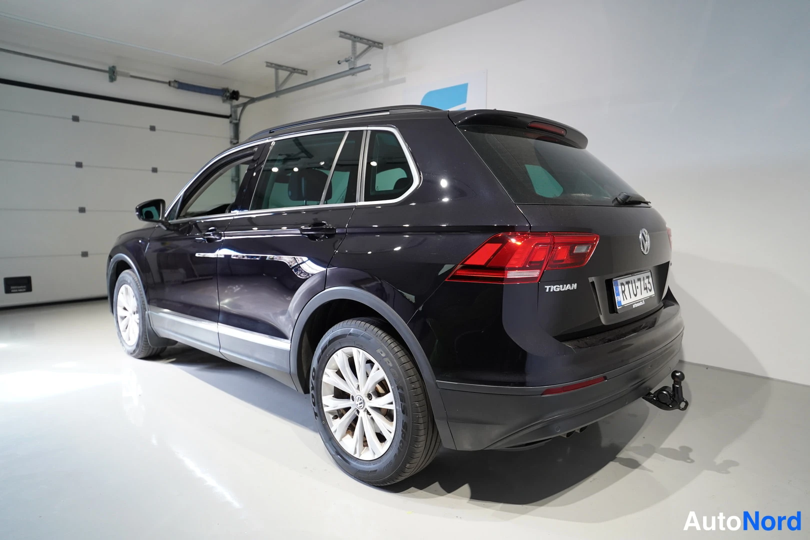 Musta Volkswagen Tiguan 2019, takaviisto, kuva 11