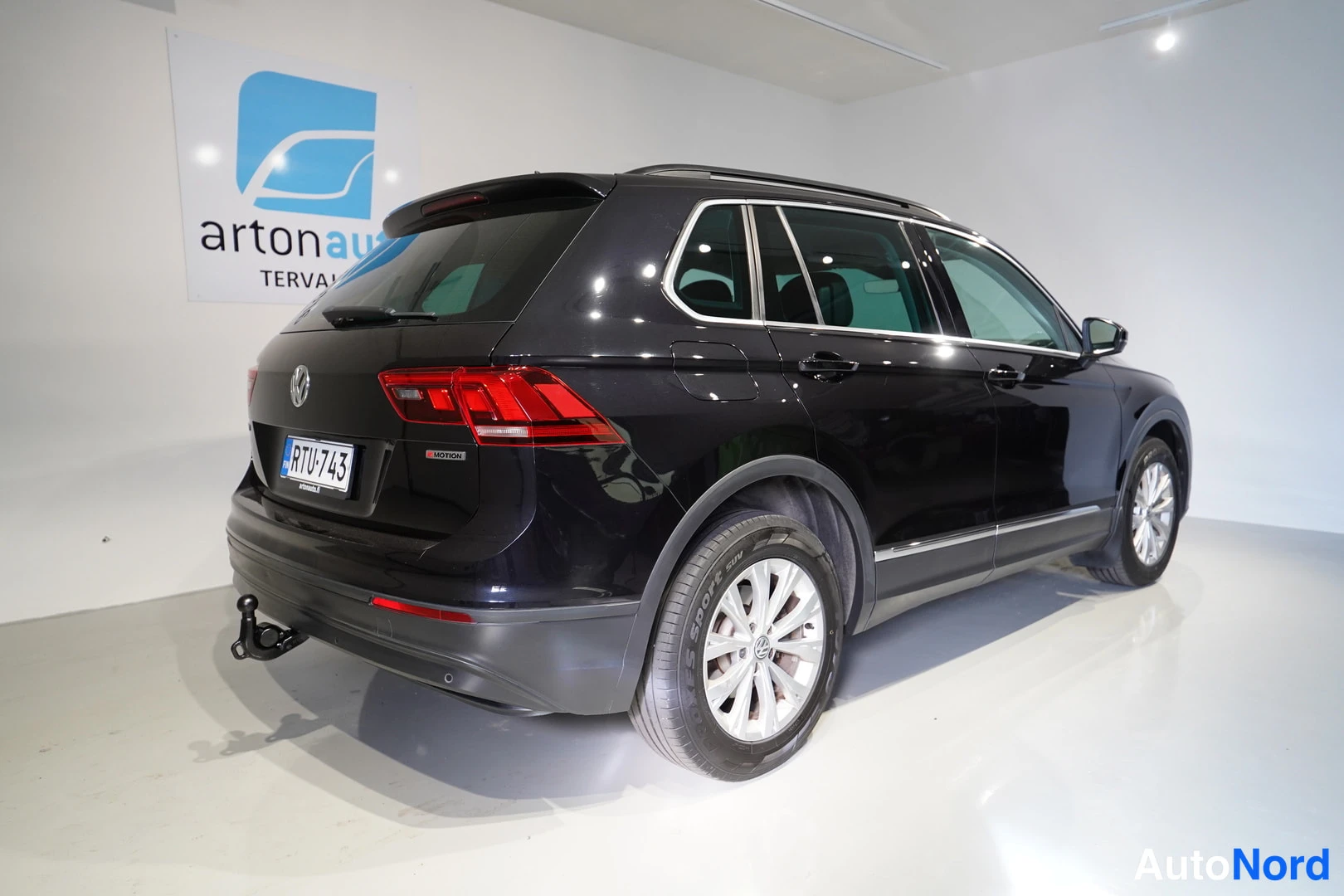 Musta Volkswagen Tiguan 2019, takaviisto, kuva 12