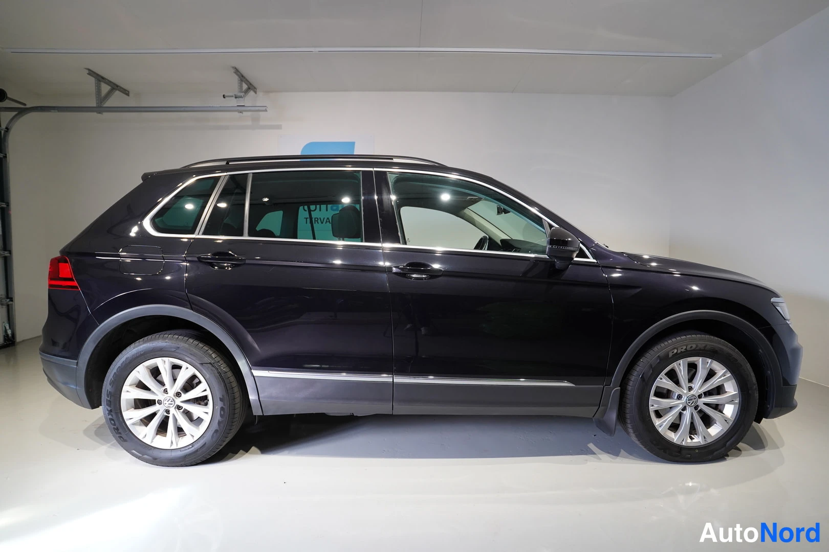 Musta Volkswagen Tiguan 2019, sivulta, kuva 8