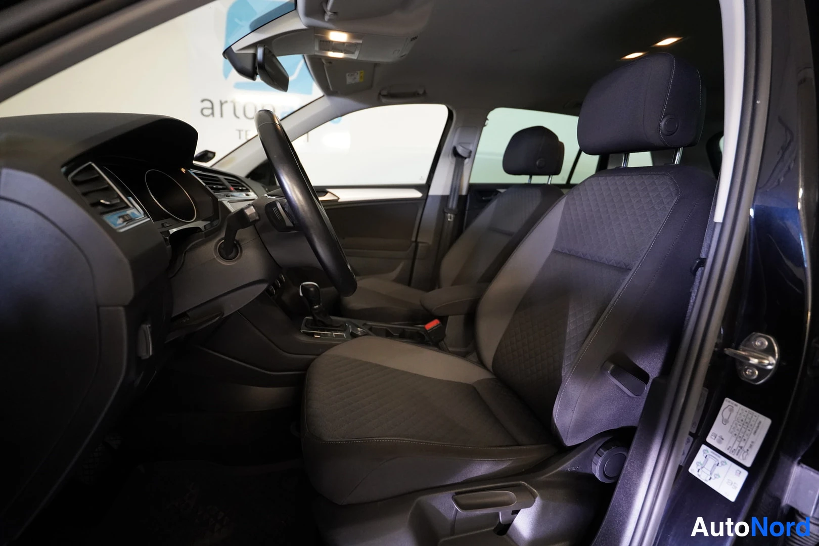 Musta Volkswagen Tiguan 2019, kuva 17