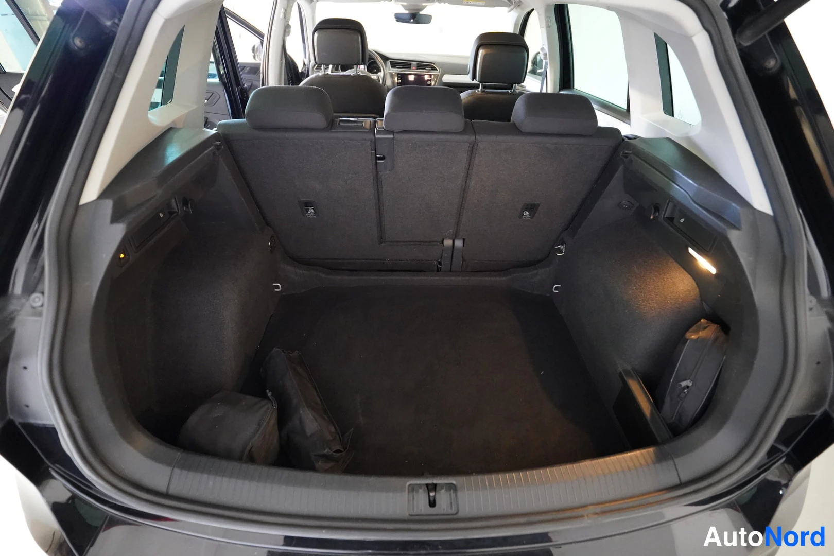 Musta Volkswagen Tiguan 2019, kuva 24