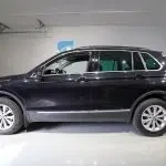 Musta Volkswagen Tiguan 2019, sivulta, kuva 5