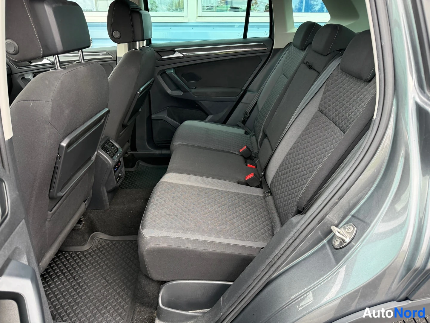 Harmaa Volkswagen Tiguan 2019, kuva 17