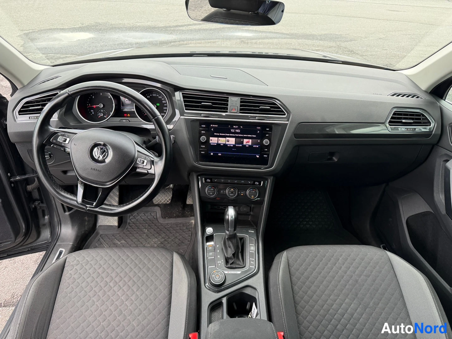 Harmaa Volkswagen Tiguan 2019, kuva 18