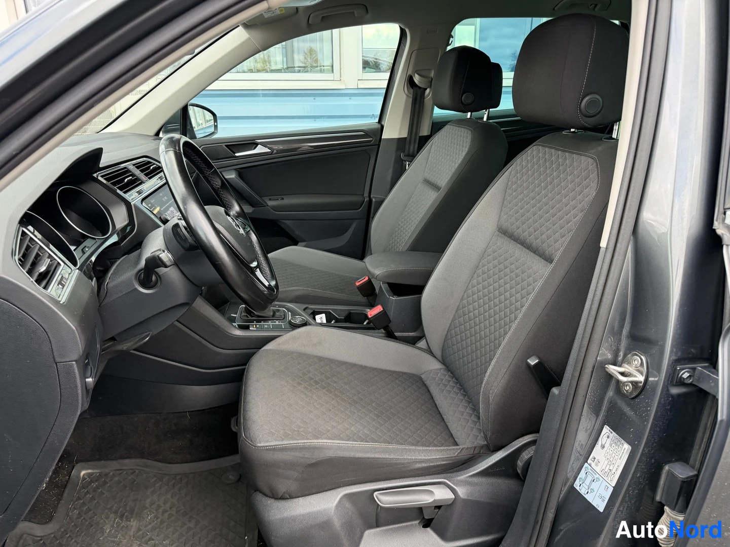 Harmaa Volkswagen Tiguan 2019, kuva 19