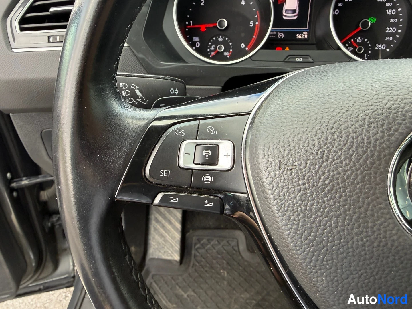 Harmaa Volkswagen Tiguan 2019, kuva 20