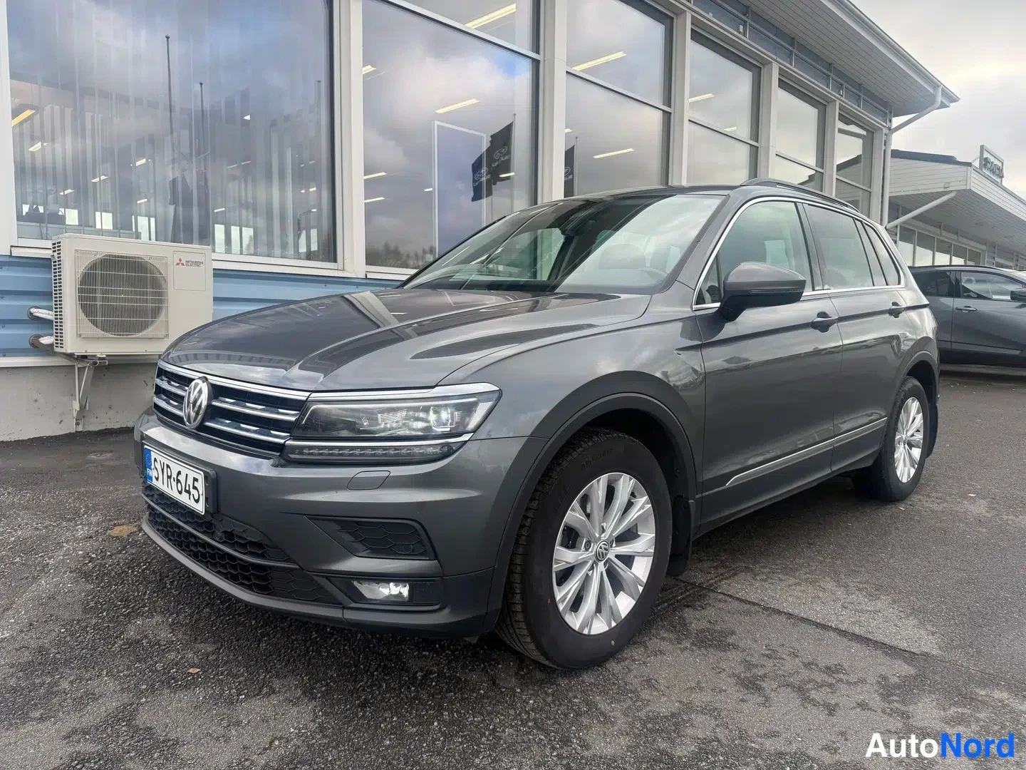 Harmaa Volkswagen Tiguan 2019, etuviisto, keula vasemmalle, kuva 3