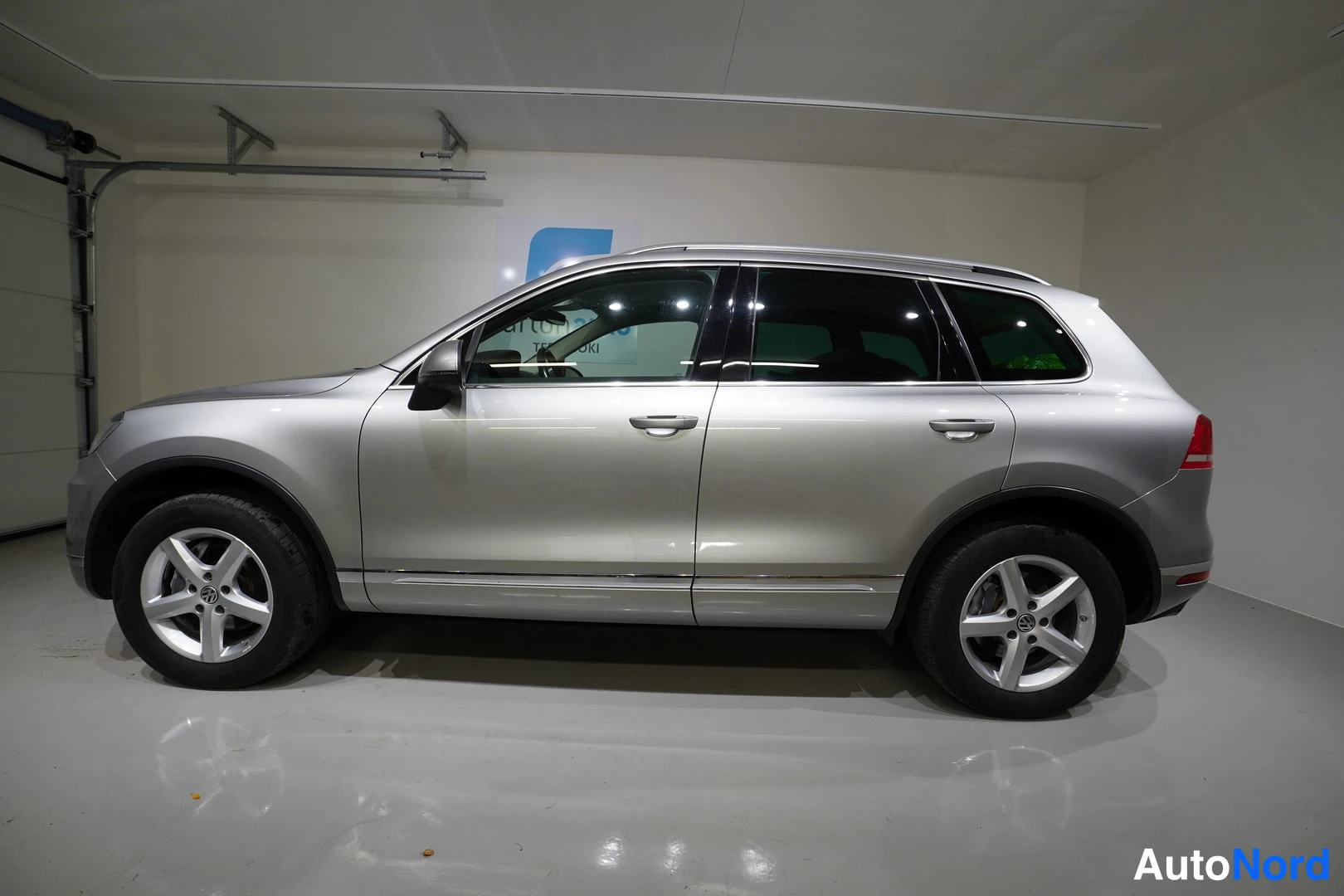 Harmaa Volkswagen Touareg 2017, sivulta, kuva 8