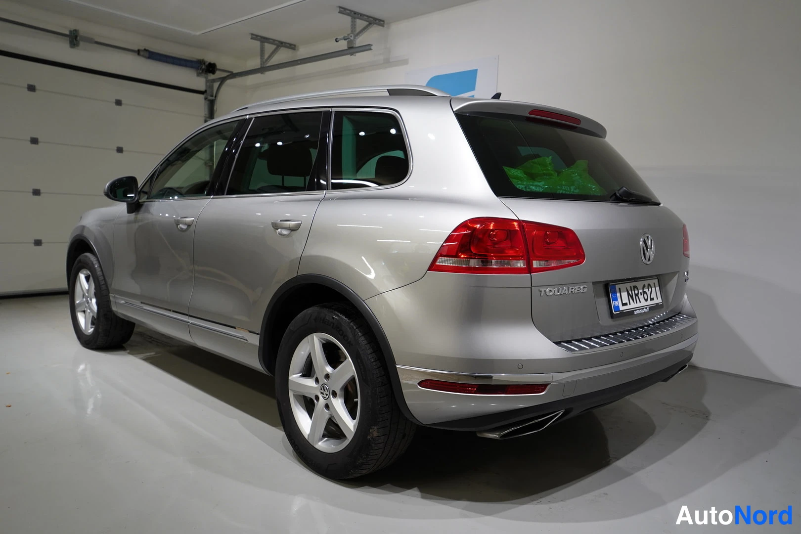 Harmaa Volkswagen Touareg 2017, takaviisto, kuva 11