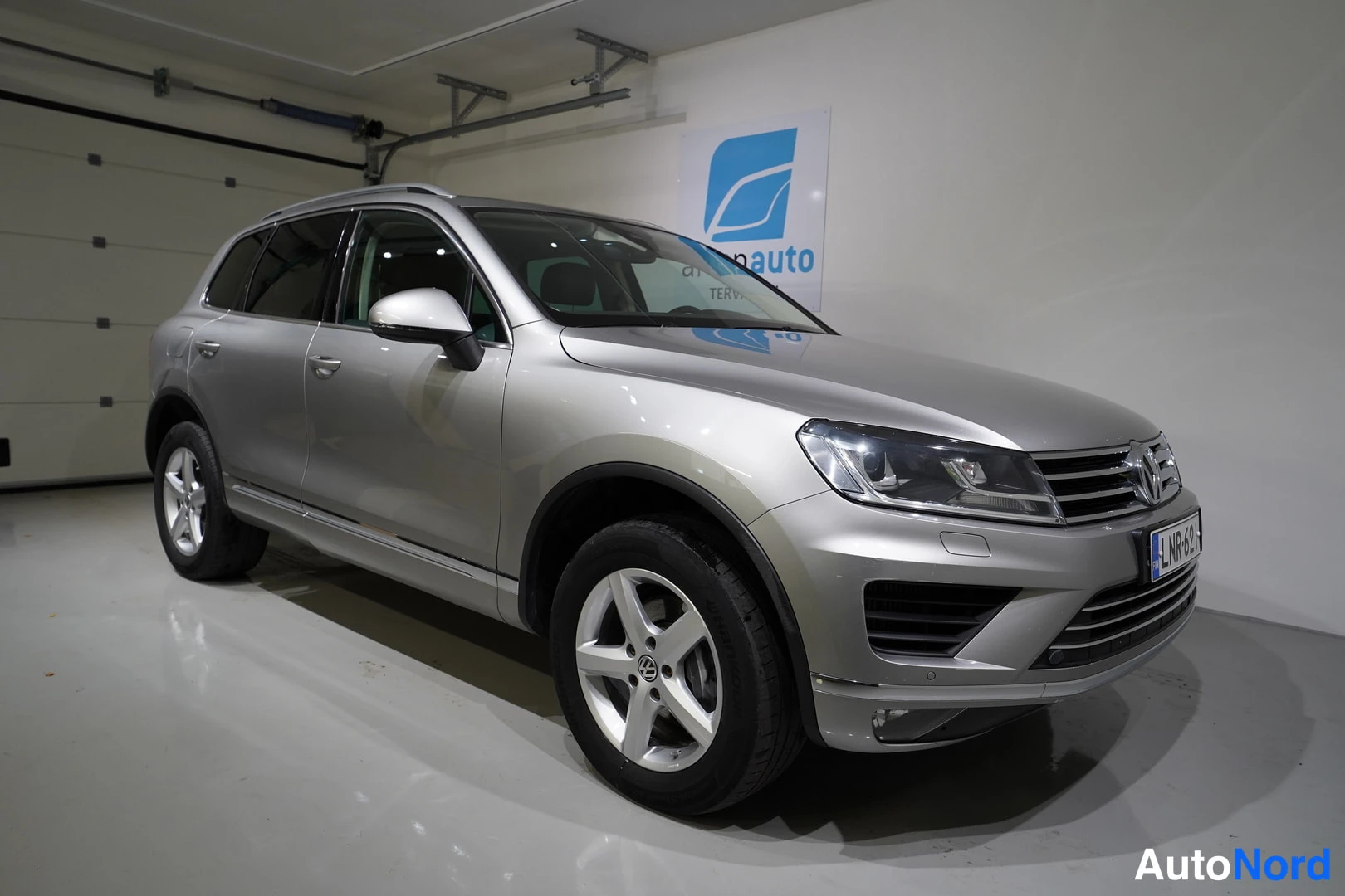 Harmaa Volkswagen Touareg 2017, etuviisto, keula oikealle, kuva 7