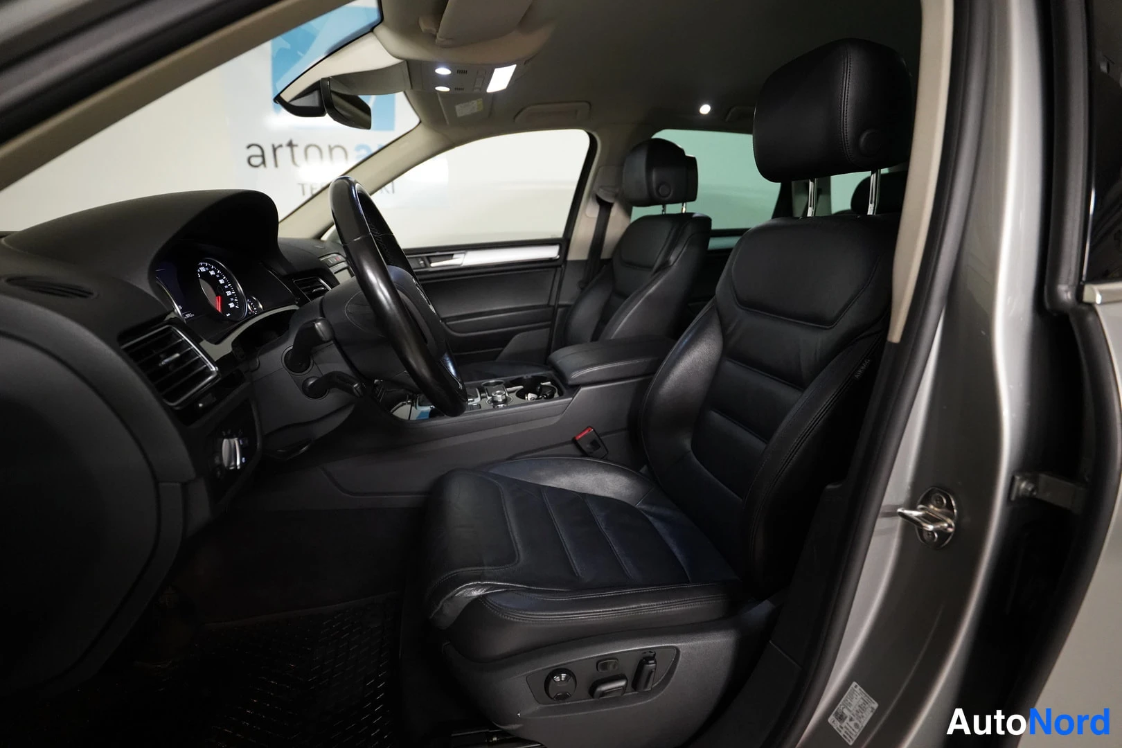 Harmaa Volkswagen Touareg 2017, kuva 14