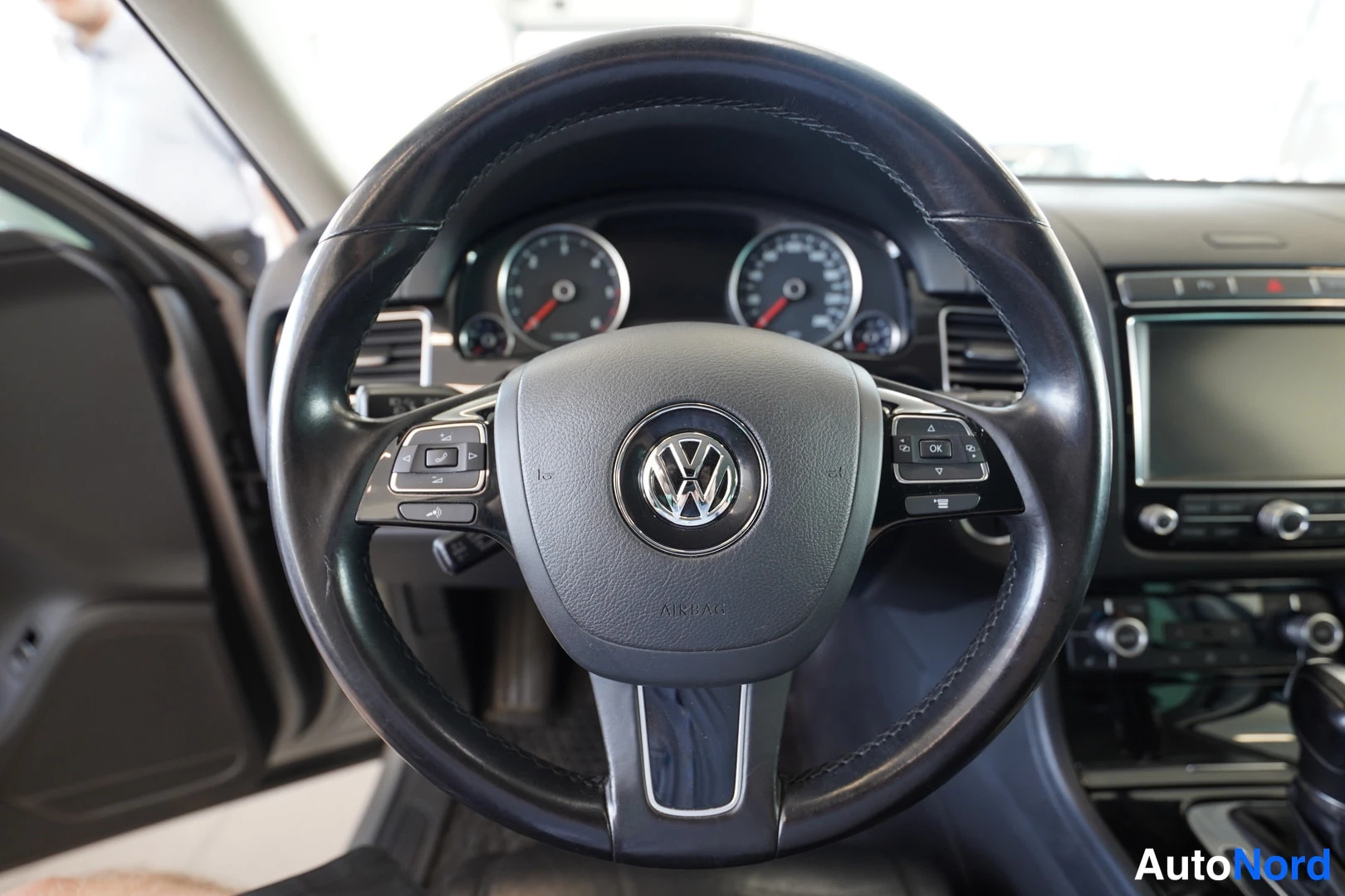 Harmaa Volkswagen Touareg 2017, kuva 15