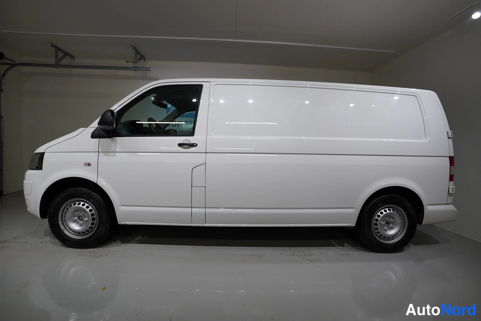 Valkoinen Volkswagen Transporter 2015, sivulta, kuva 10