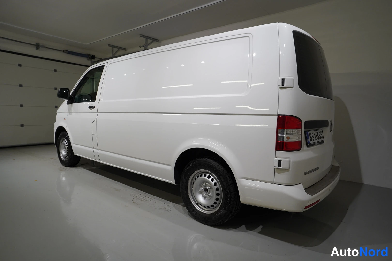 Valkoinen Volkswagen Transporter 2015, takaviisto, kuva 15