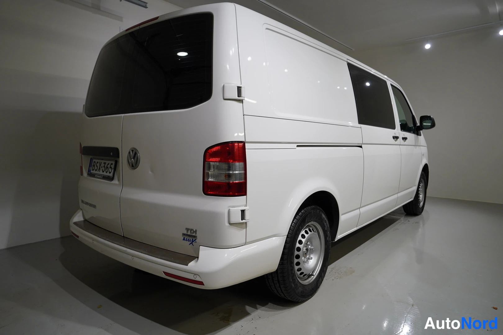 Valkoinen Volkswagen Transporter 2015, takaviisto, kuva 16