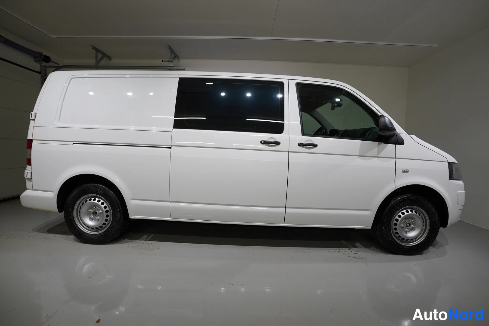 Valkoinen Volkswagen Transporter 2015, sivulta, kuva 13