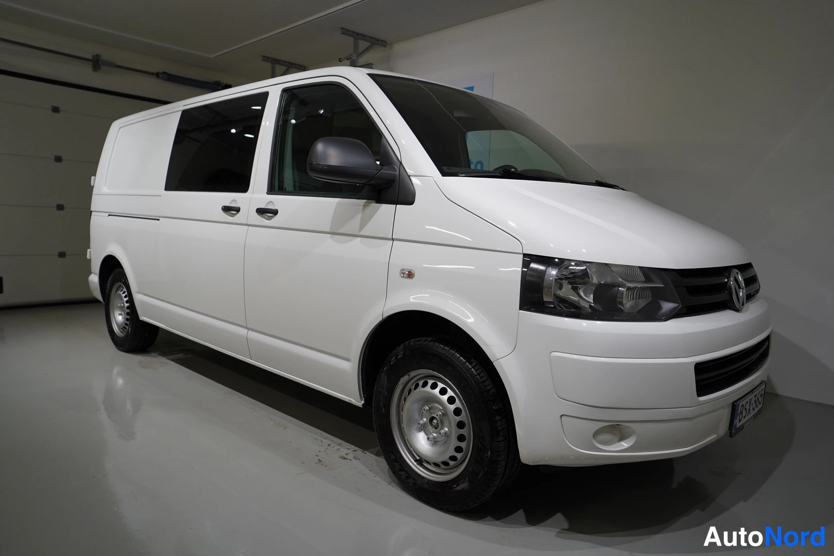 Valkoinen Volkswagen Transporter 2015, etuviisto, keula oikealle, kuva 8