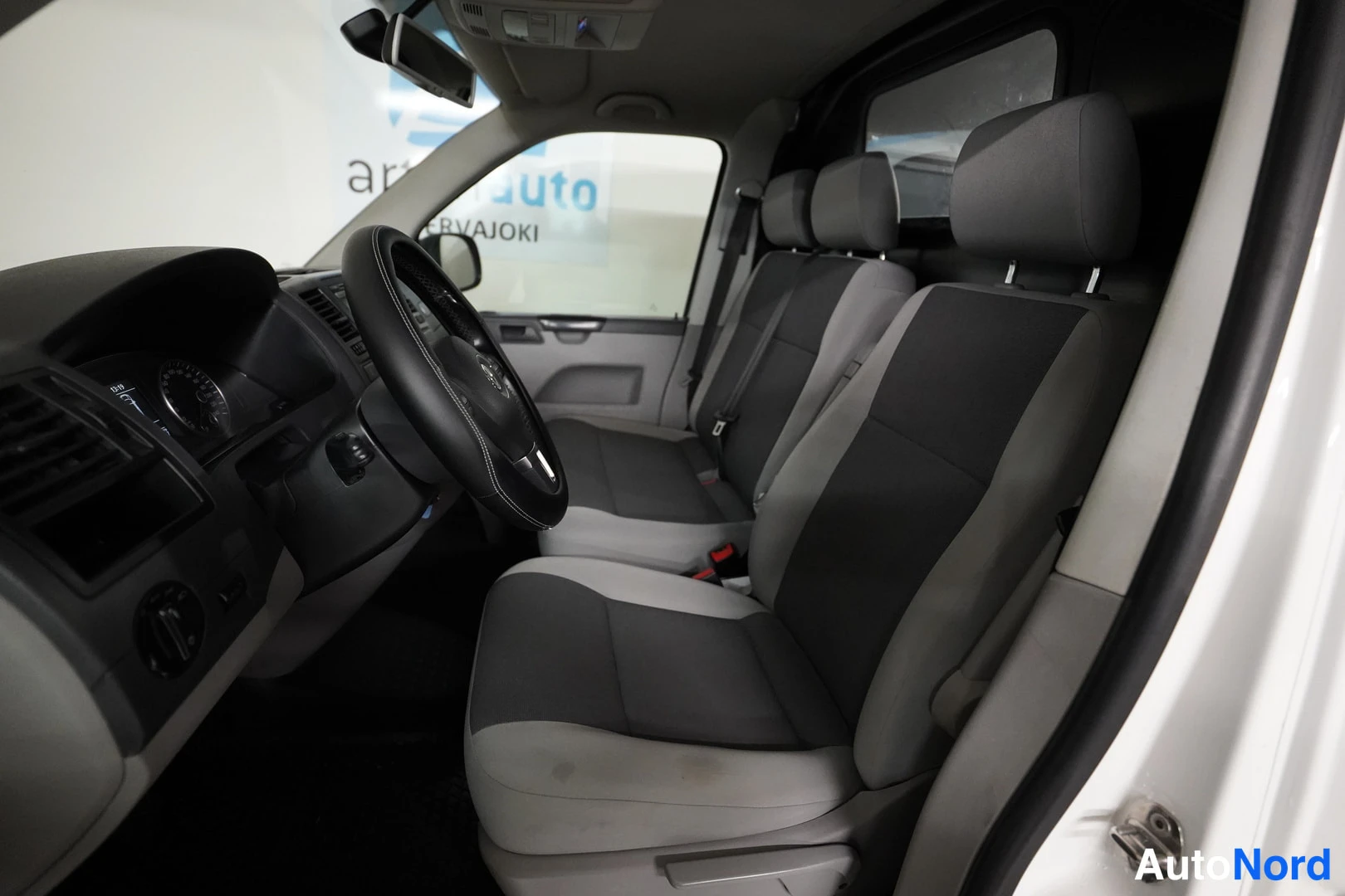 Valkoinen Volkswagen Transporter 2015, kuva 19