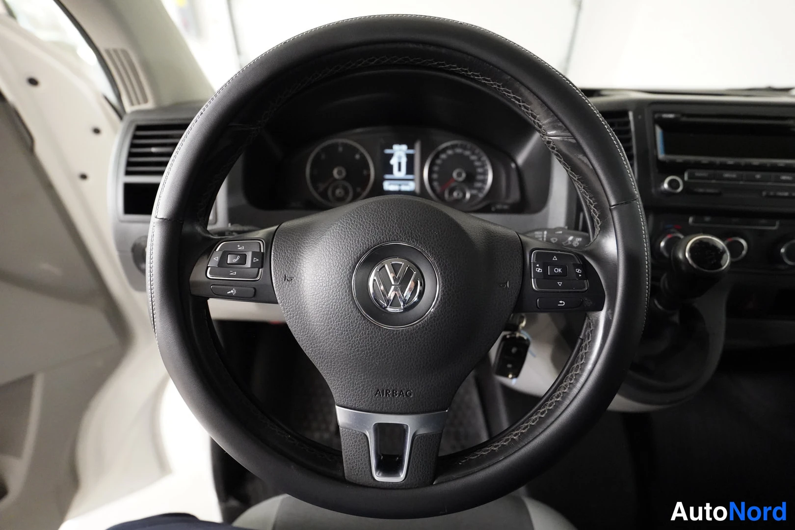 Valkoinen Volkswagen Transporter 2015, kuva 20
