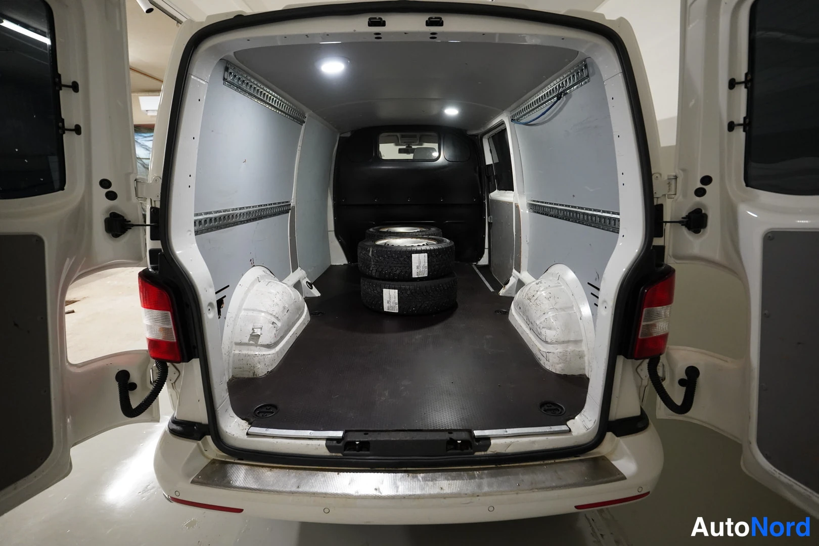 Valkoinen Volkswagen Transporter 2015, kuva 32