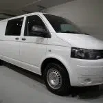 Valkoinen Volkswagen Transporter 2015, etuviisto, keula oikealle, kuva 9