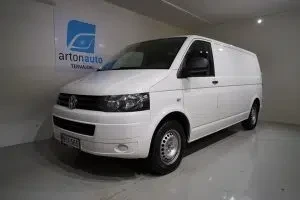 Valkoinen Volkswagen Transporter 2015, etuviisto, keula vasemmalle, kuva 6