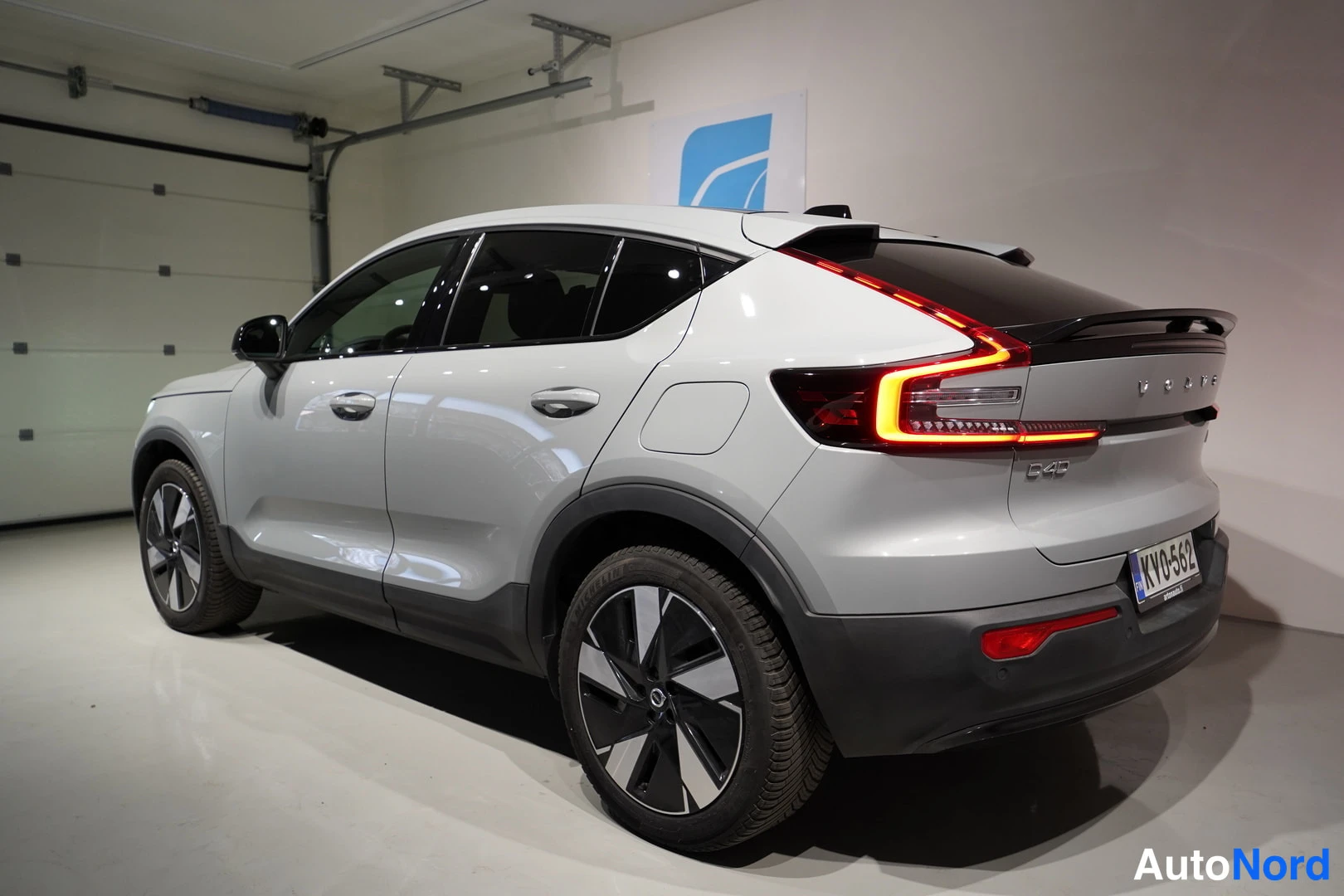 Harmaa Volvo C40 2024, takaviisto, kuva 9