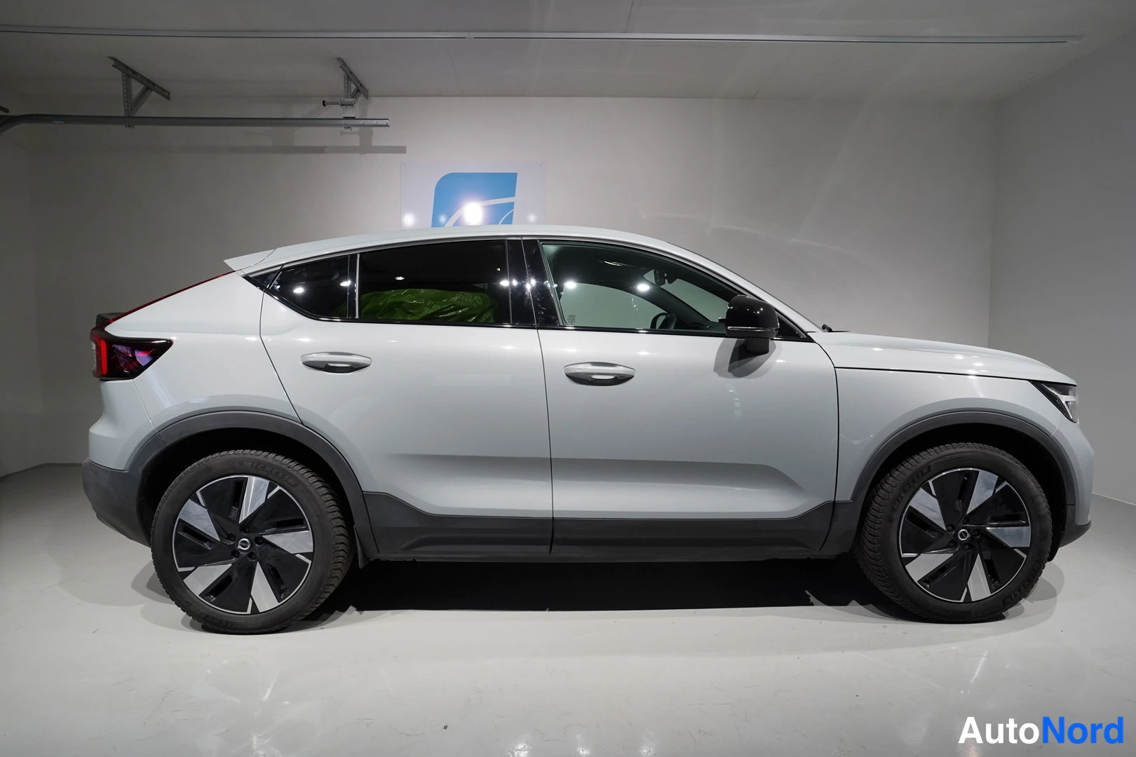 Harmaa Volvo C40 2024, etuviisto, keula oikealle, kuva 5