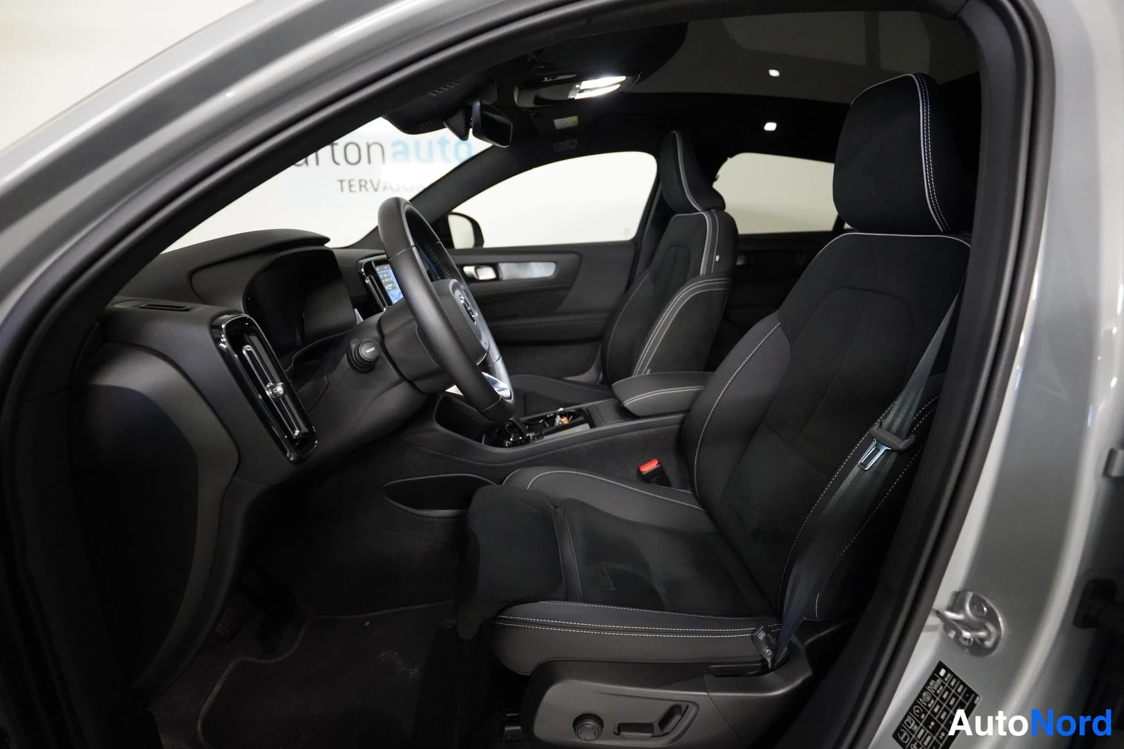 Harmaa Volvo C40 2024, kuva 13