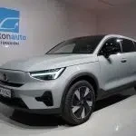 Harmaa Volvo C40 2024, etuviisto, keula vasemmalle, kuva 3